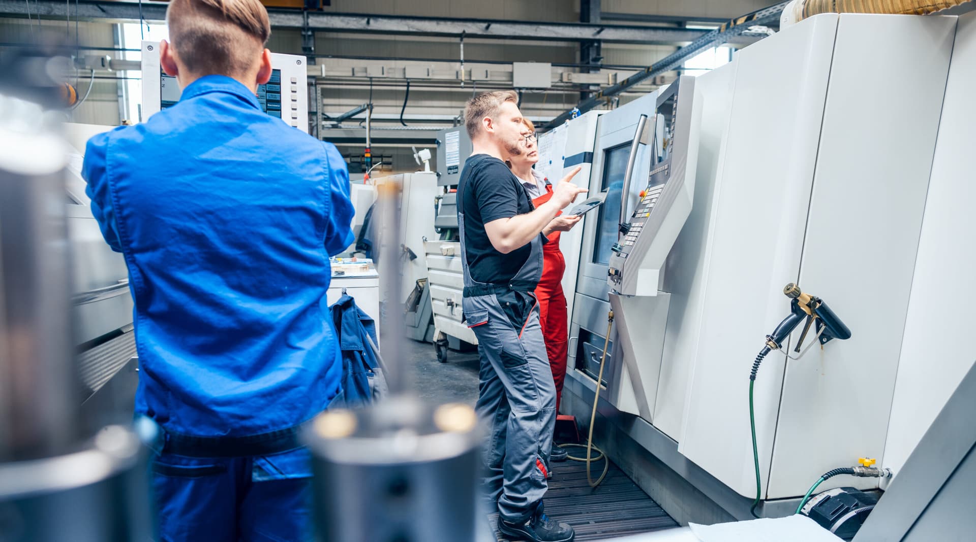 Konstrukteur von Vogt Engineering an einer automatisierten Produktionsanlage